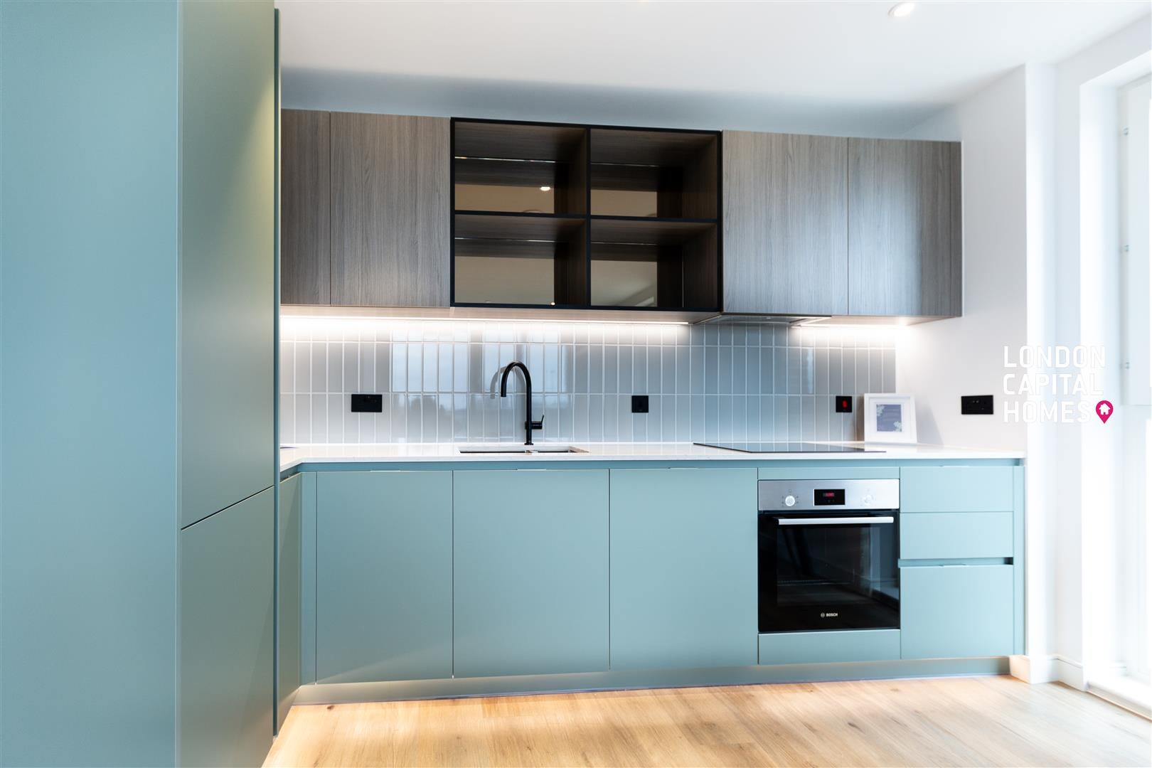Flat Cedrus Avenue in Greater London