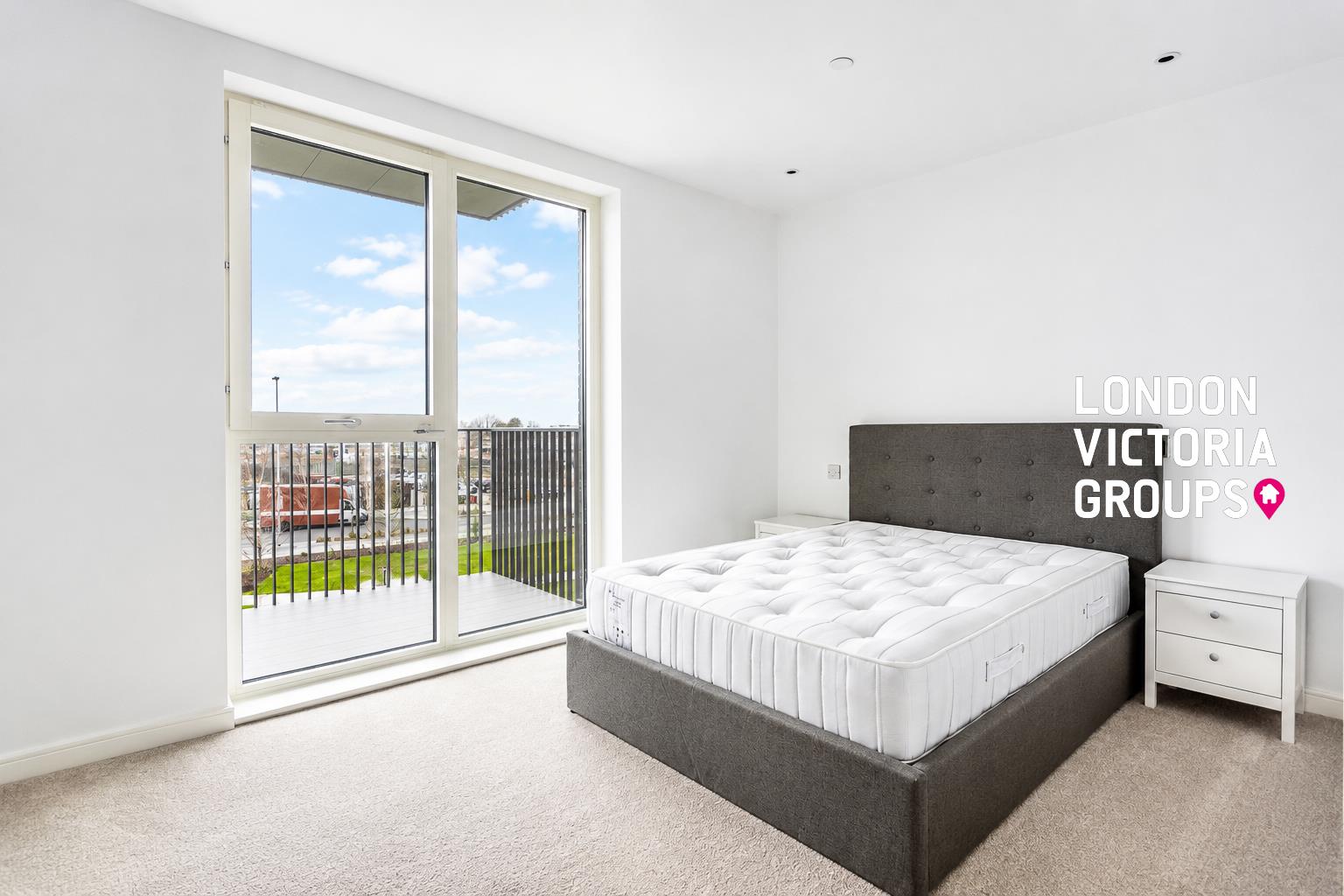 Flat Cedrus Avenue in Greater London