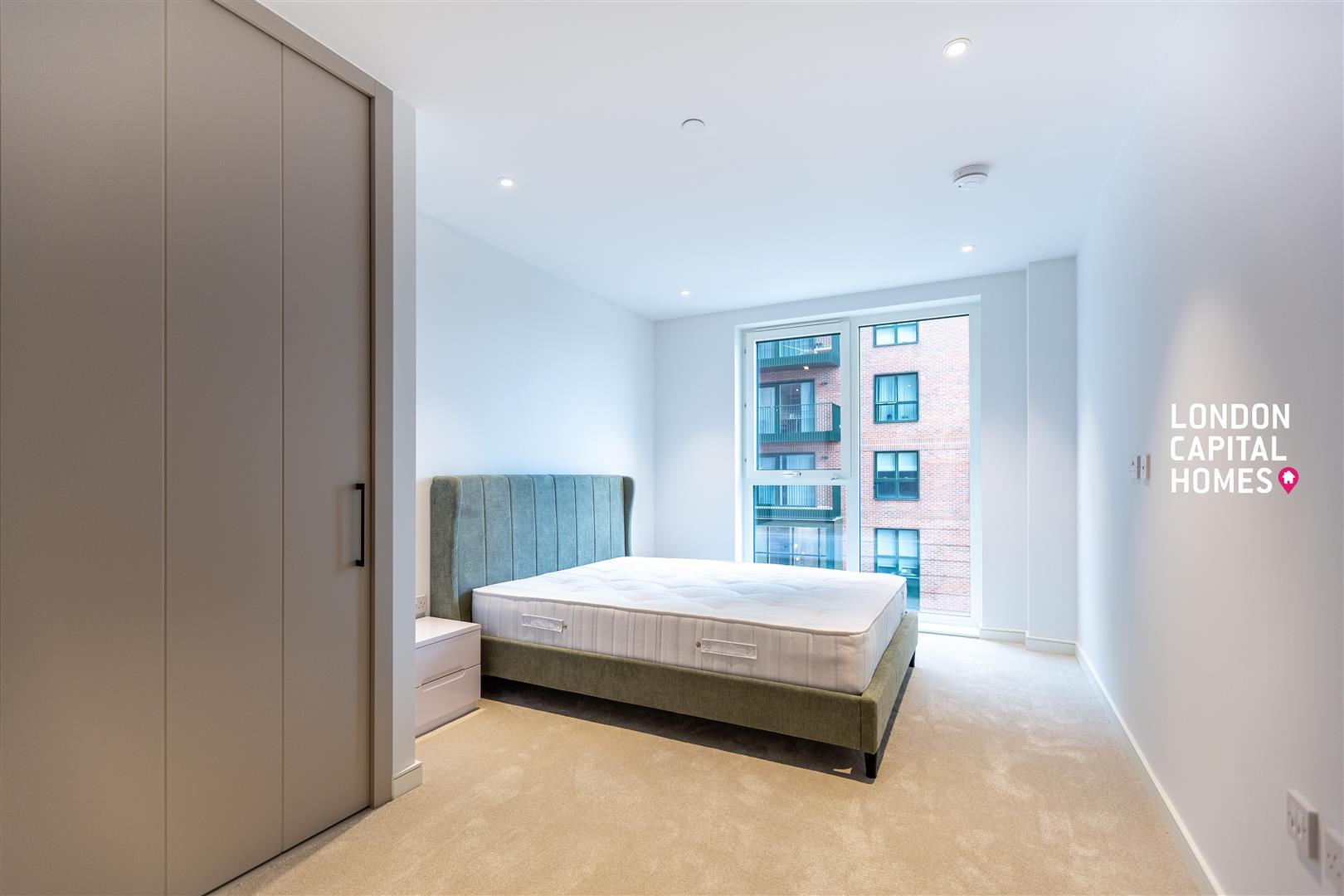 Flat Cedrus Avenue in Greater London