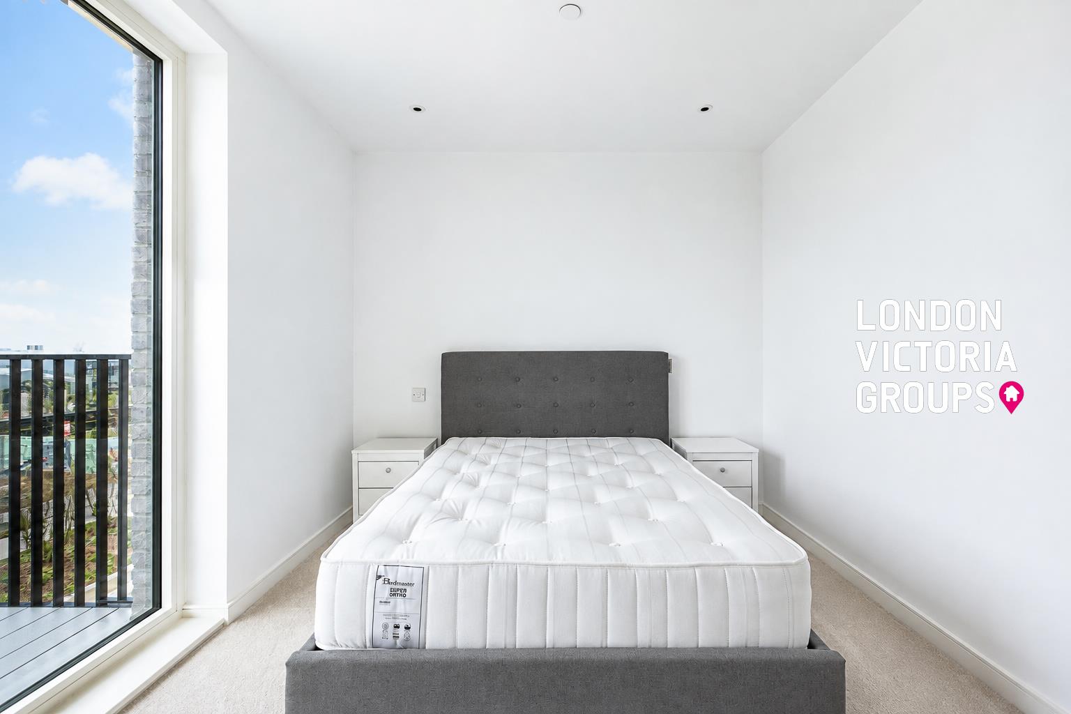 Flat Cedrus Avenue in Greater London