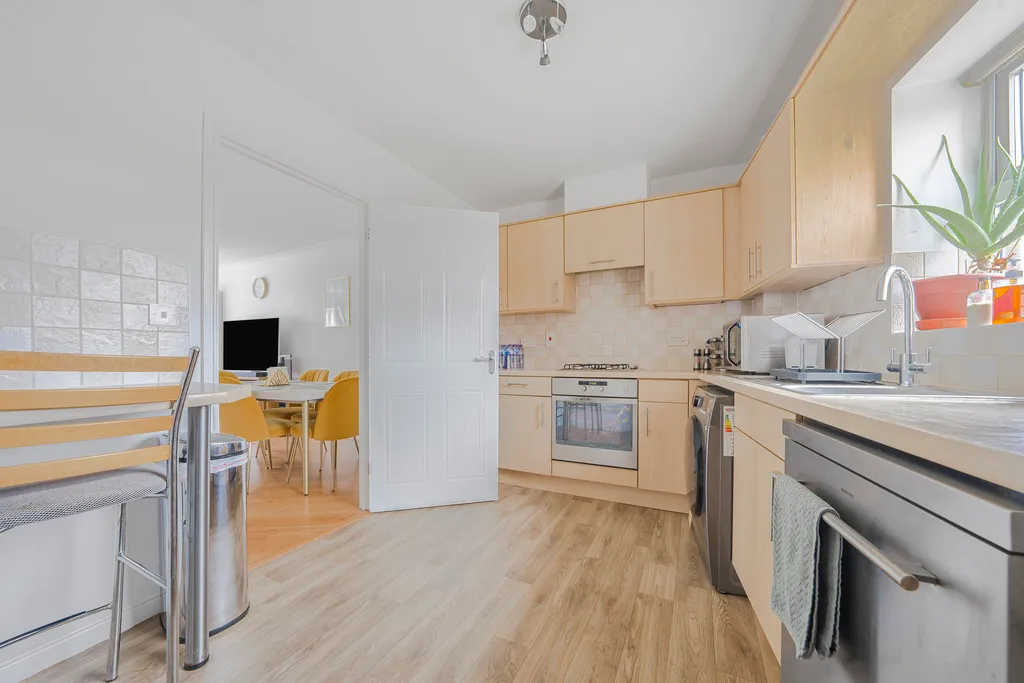 Flat Pield Heath Road in Greater London