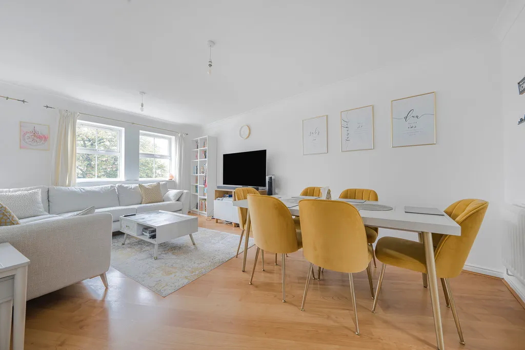 Flat Pield Heath Road in Greater London