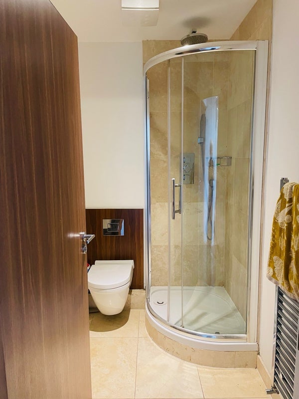 Room De Beauvoir Crescent in Greater London
