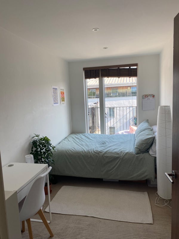 Room De Beauvoir Crescent in Greater London