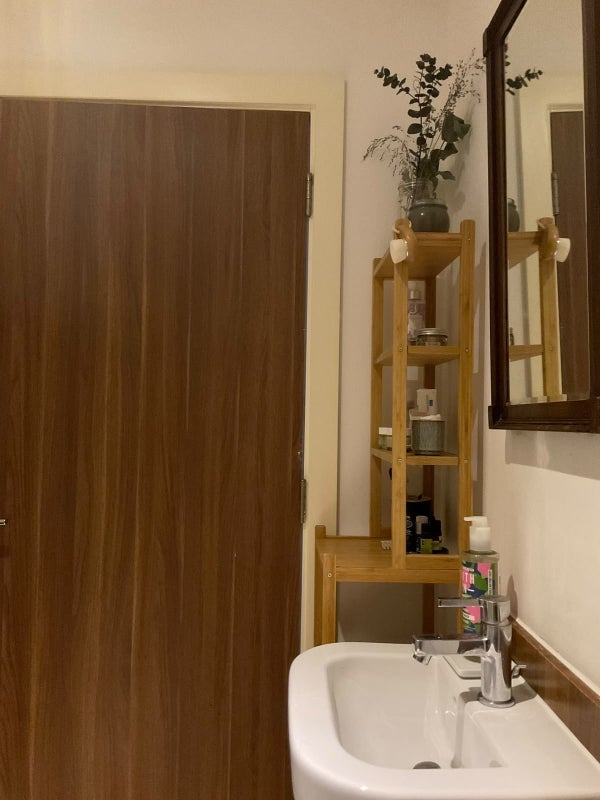 Room De Beauvoir Crescent in Greater London