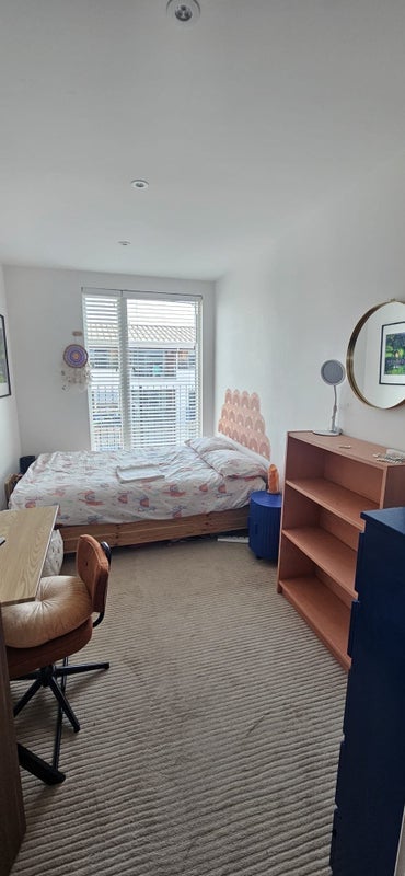 Room De Beauvoir Crescent in Greater London