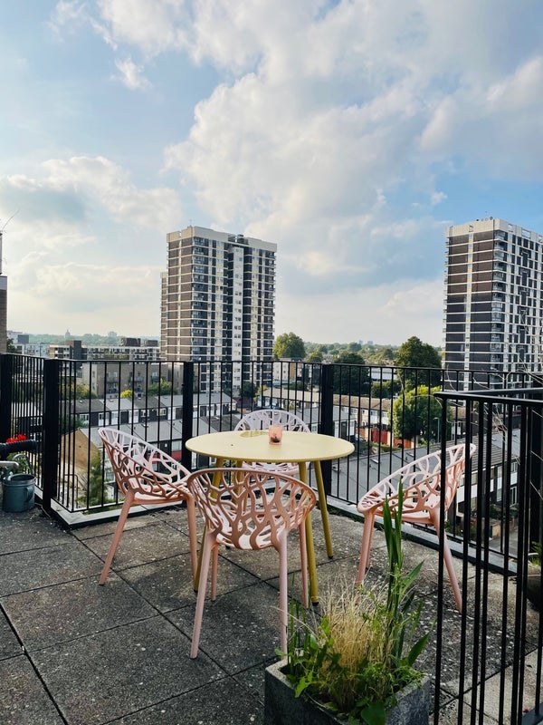 Room De Beauvoir Crescent in Greater London