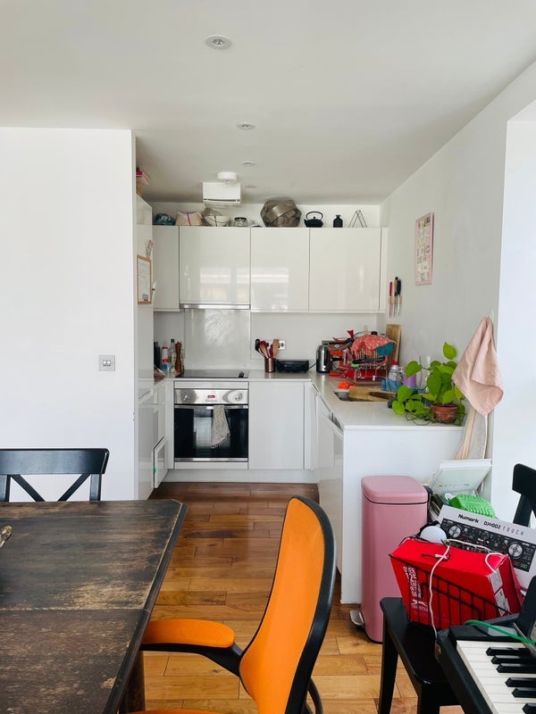 Room De Beauvoir Crescent in Greater London