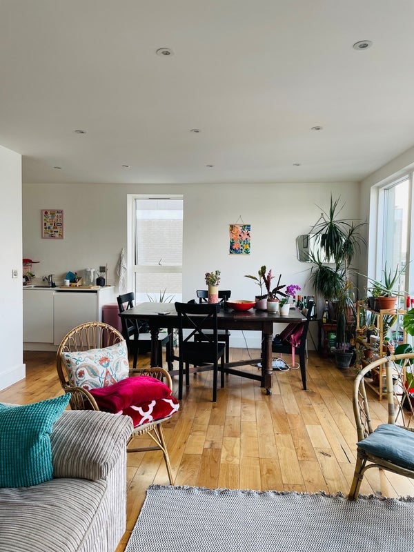 Room De Beauvoir Crescent in Greater London