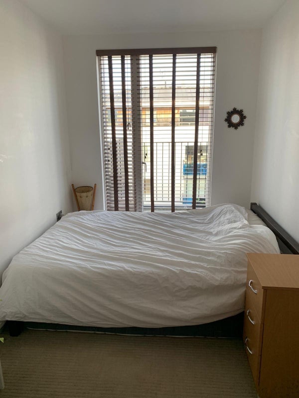 Room De Beauvoir Crescent in Greater London