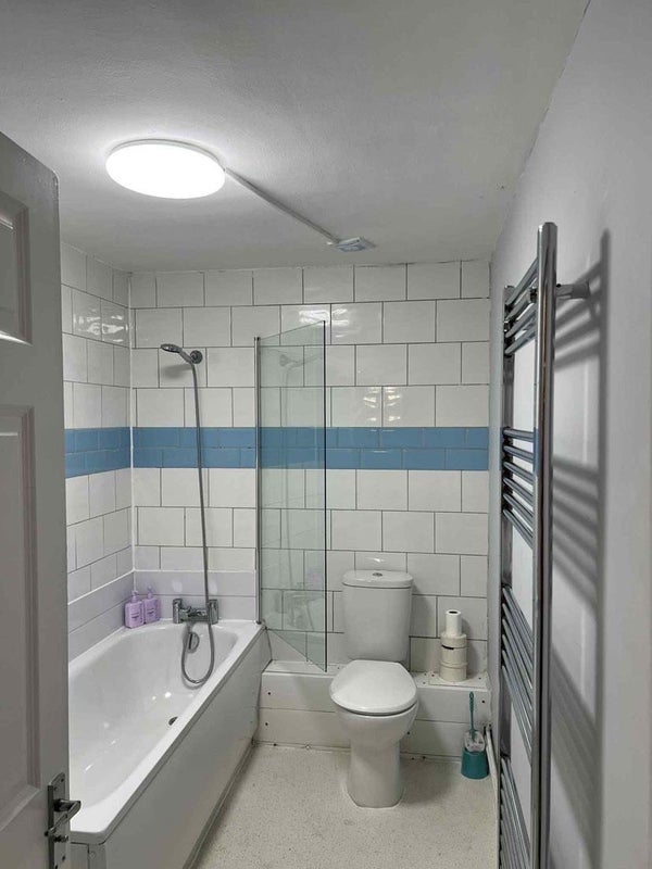 Room Worcester Road in Greater London