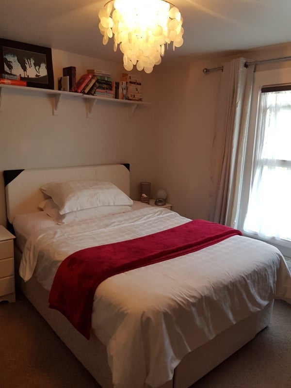 Room Highlands Road in Mole Valley