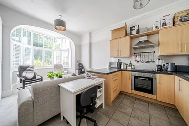 Flat Rodway Road in Greater London