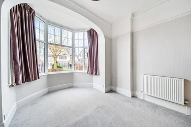 Flat Rodway Road in Greater London