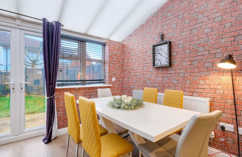 House Graylands Close in Slough