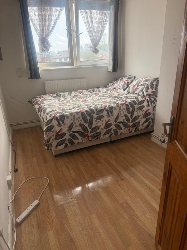 Room Regent's Row in Greater London