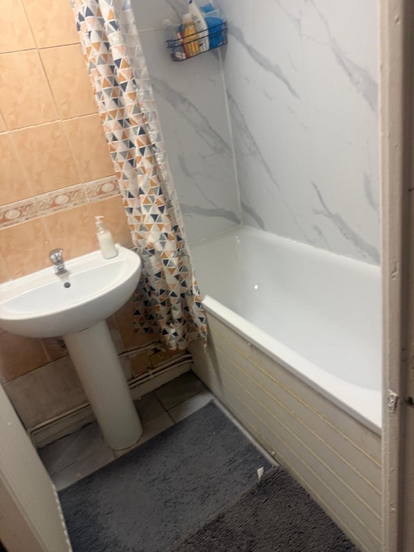 Room Regent's Row in Greater London