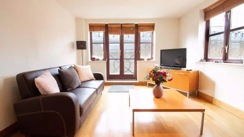 Flat Cinnamon Street in Greater London