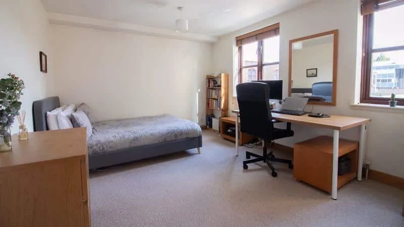 Flat Cinnamon Street in Greater London