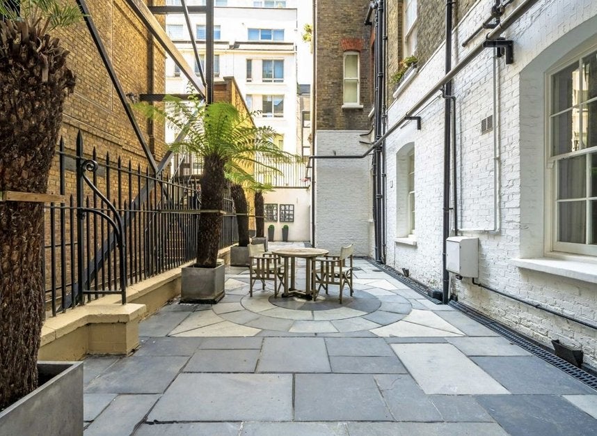 House Carlisle Place in City of Westminster