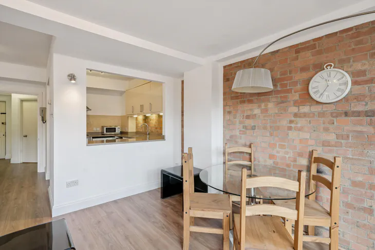 Flat Wapping Lane in Greater London