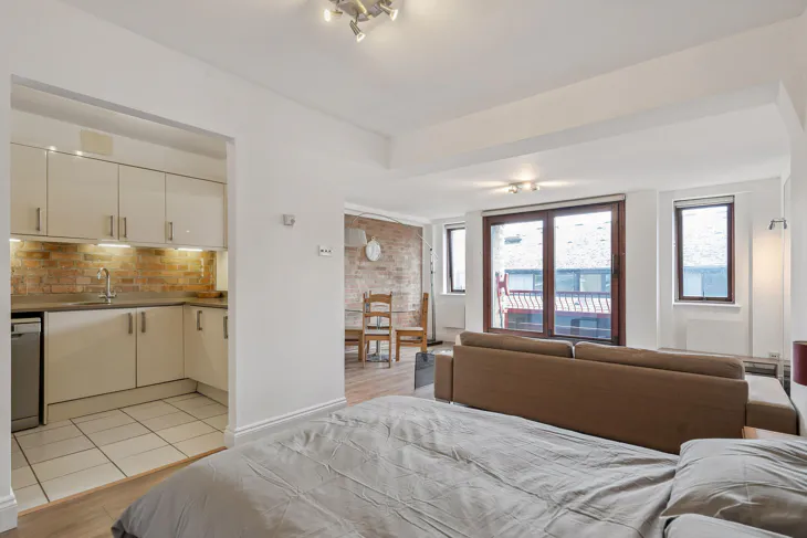 Flat Wapping Lane in Greater London