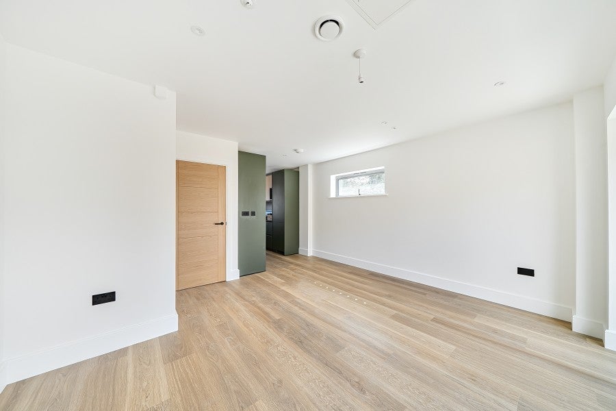 House Hunters Road in Greater London