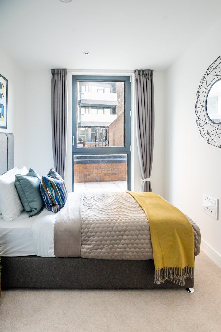 Flat Curtis Lane in Greater London