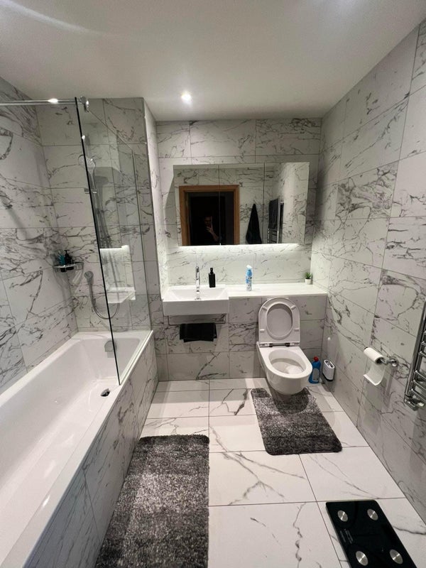 Flat Anthems Way in Greater London