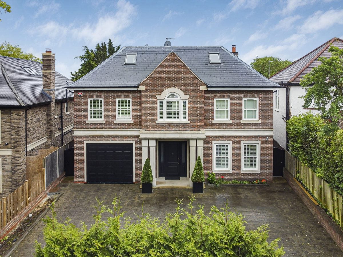 House Oakleigh Avenue in Greater London