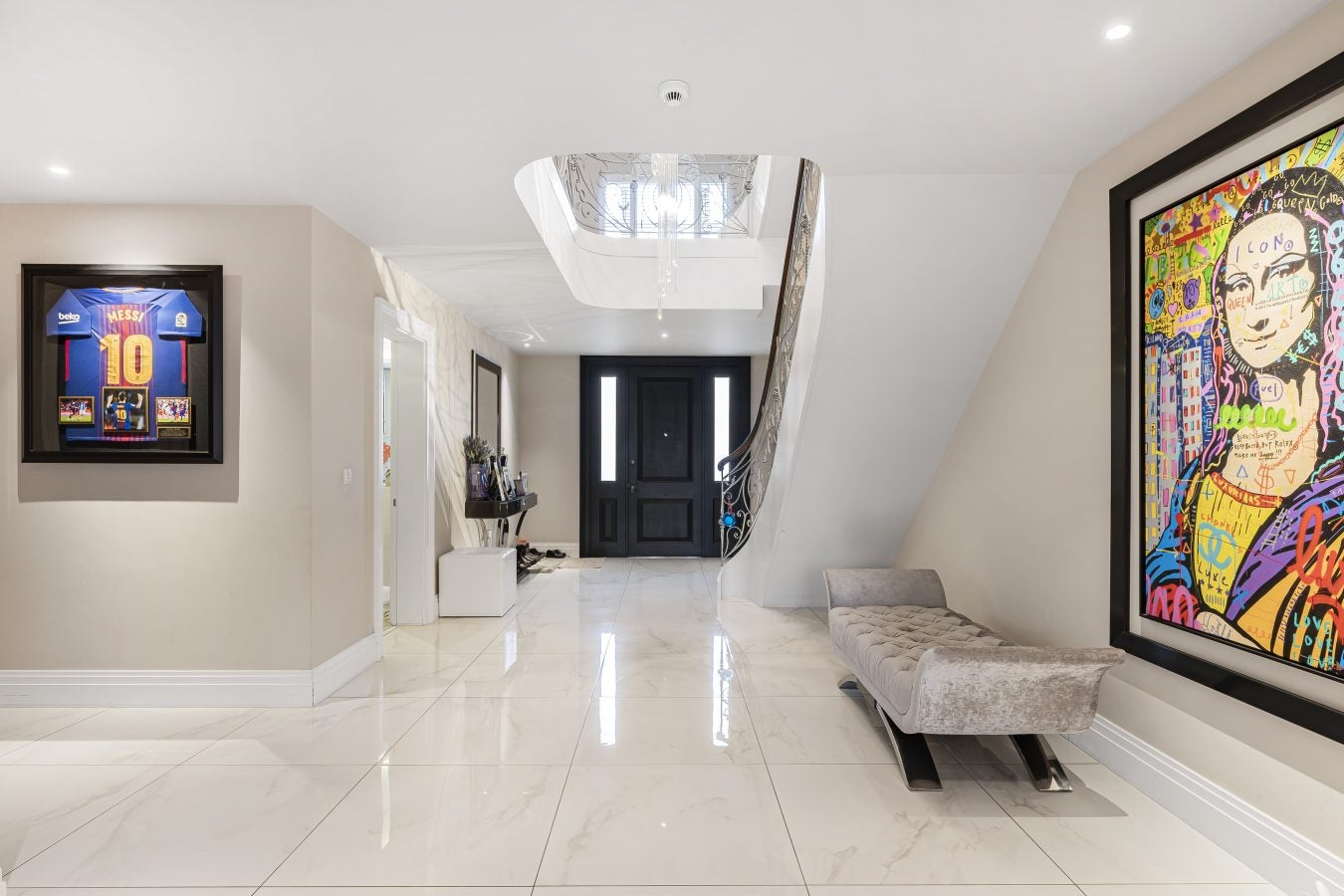 House Oakleigh Avenue in Greater London