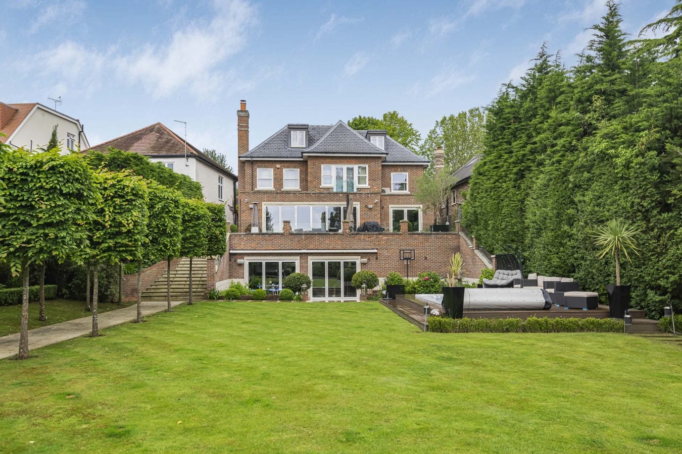 House Oakleigh Avenue in Greater London