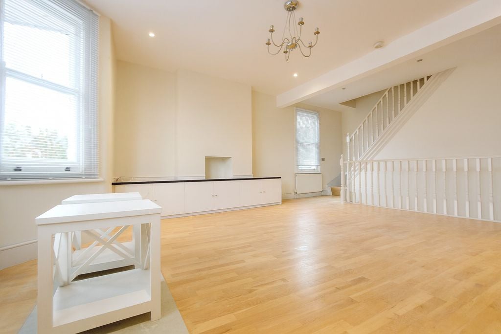 Flat Bourne Road in Greater London
