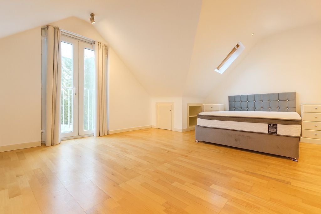 Flat Bourne Road in Greater London