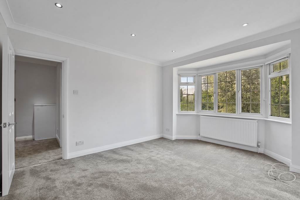 Flat Grange View Road in Greater London