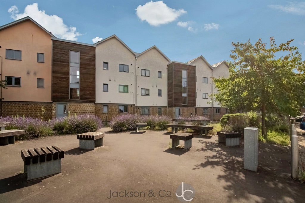 Flat Mount Stuart Square in Cardiff County