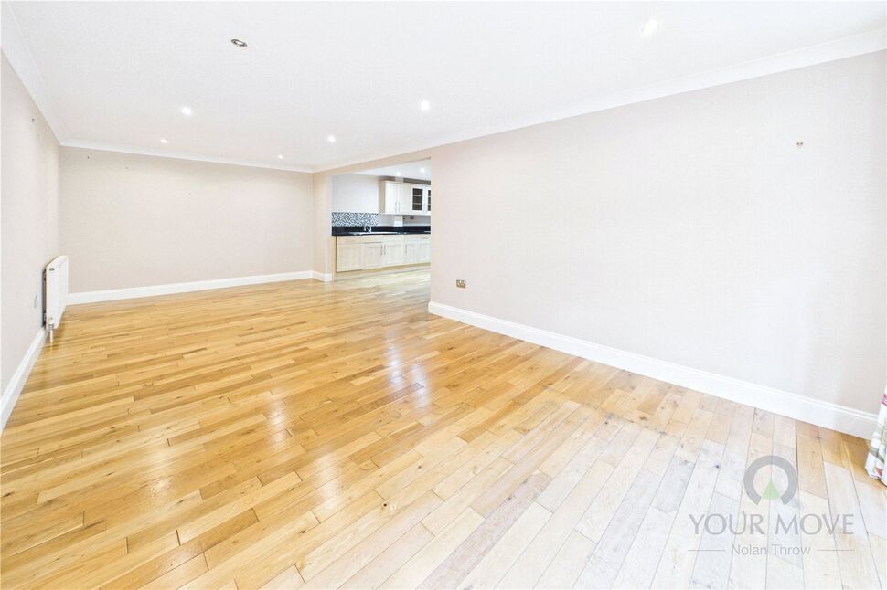 Flat Almond Road in Kettering