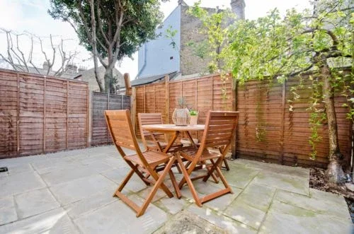 Flat Treport Street in Greater London