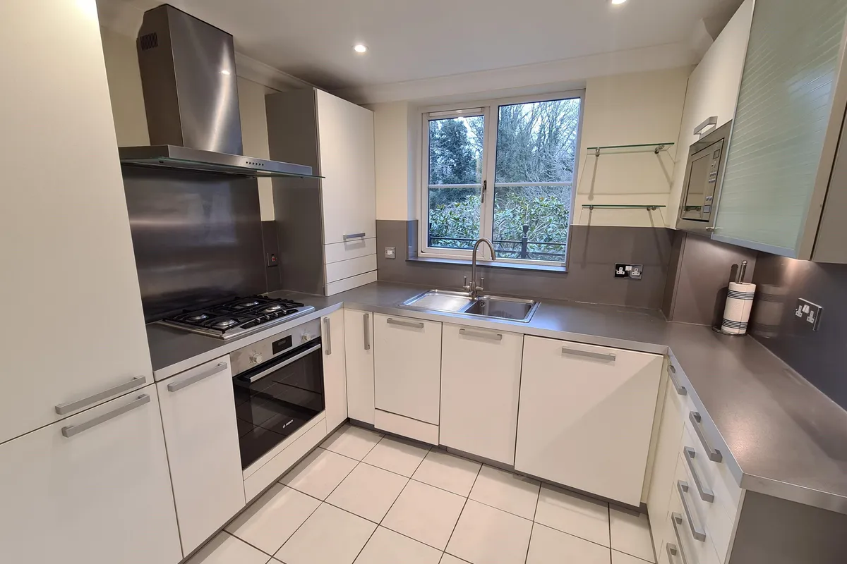 Flat Lower Cookham Road in Maidenhead