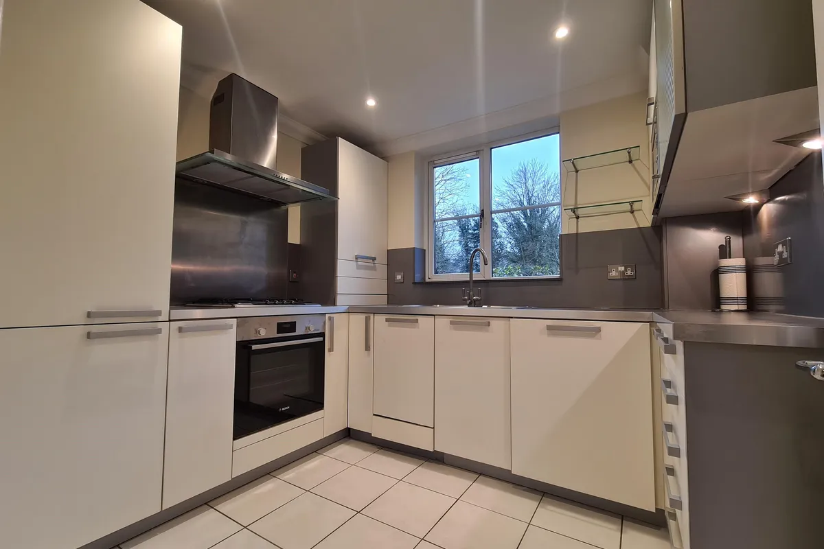 Flat Lower Cookham Road in Maidenhead