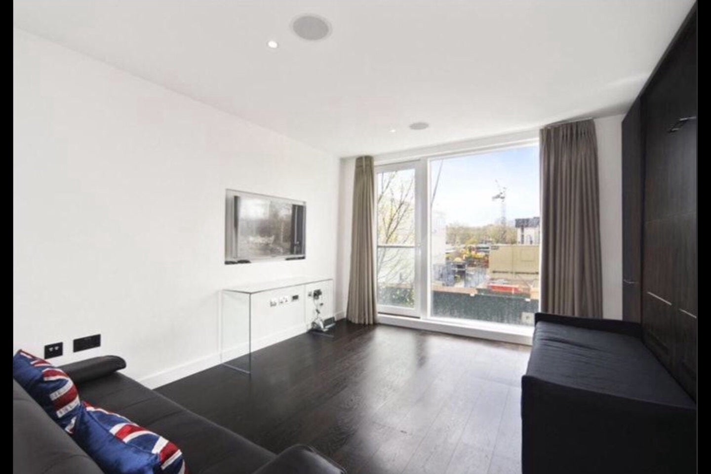Flat Gatliff Road in City of Westminster