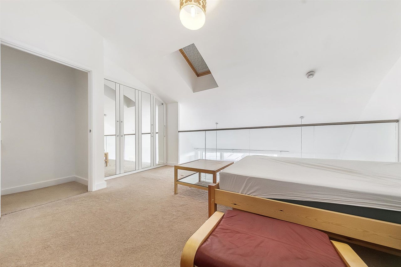 Flat Coldharbour Lane in Greater London