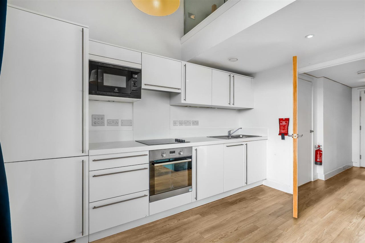 Flat Coldharbour Lane in Greater London