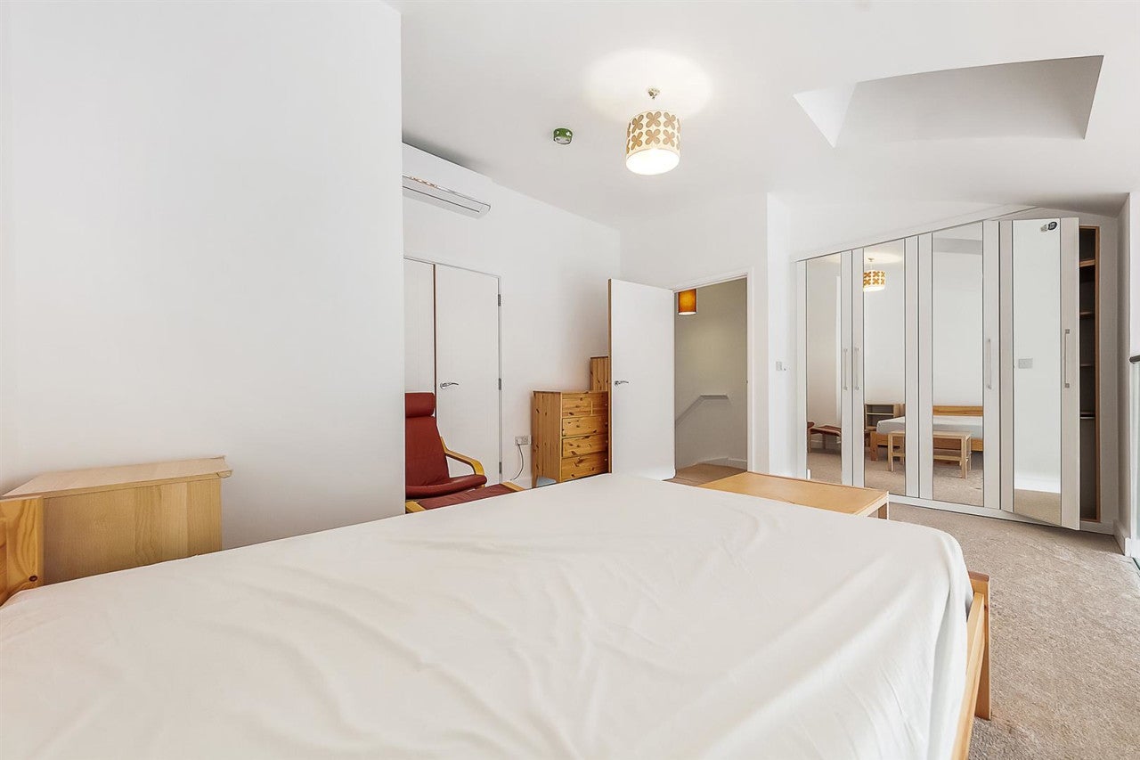 Flat Coldharbour Lane in Greater London
