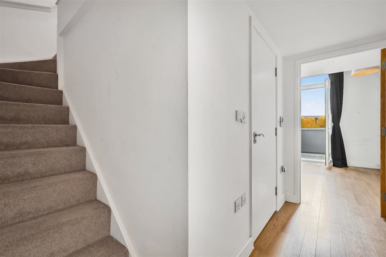 Flat Coldharbour Lane in Greater London