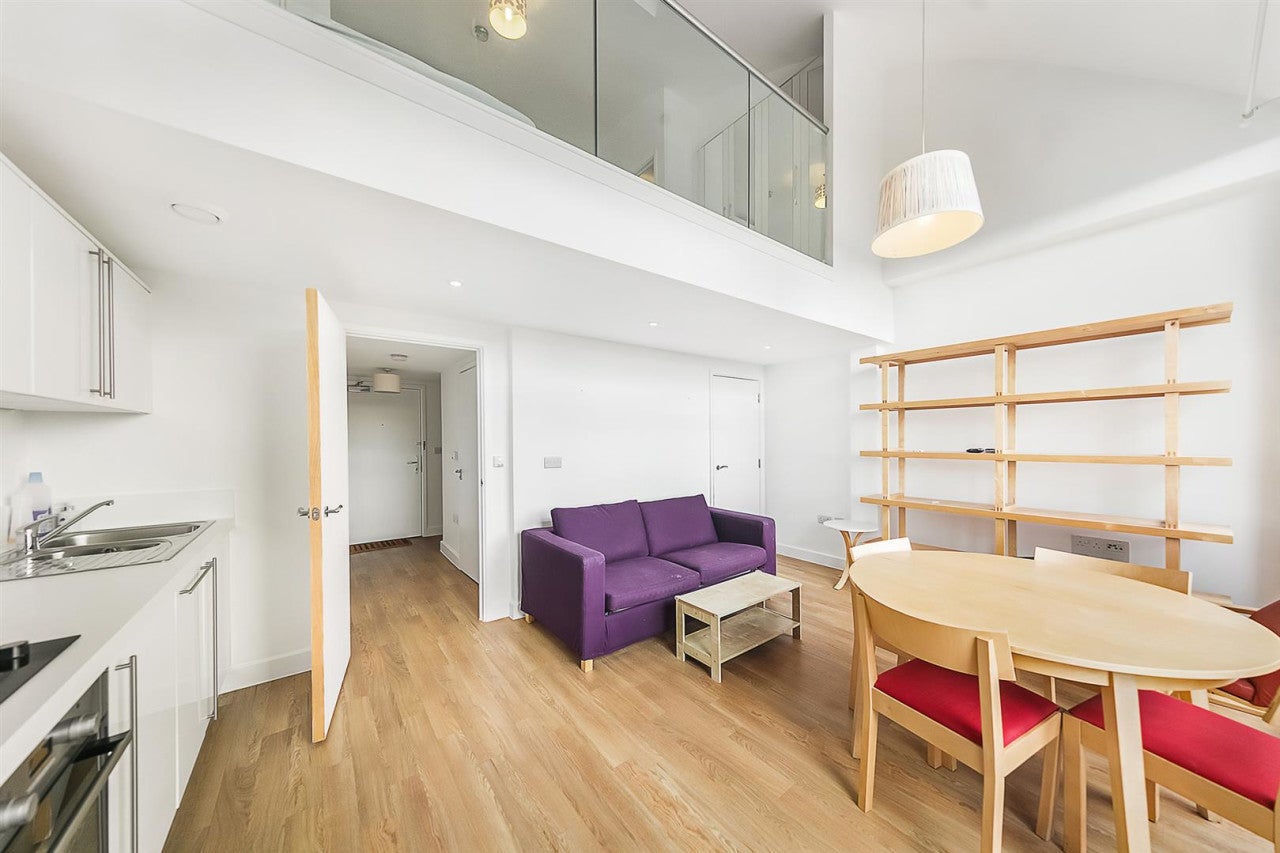 Flat Coldharbour Lane in Greater London