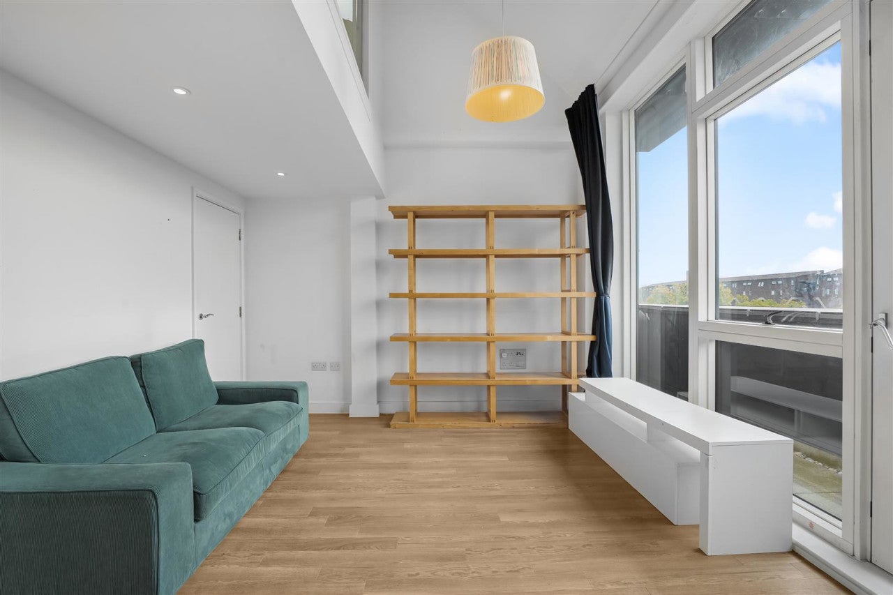 Flat Coldharbour Lane in Greater London