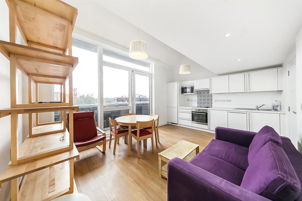 Flat Coldharbour Lane in Greater London