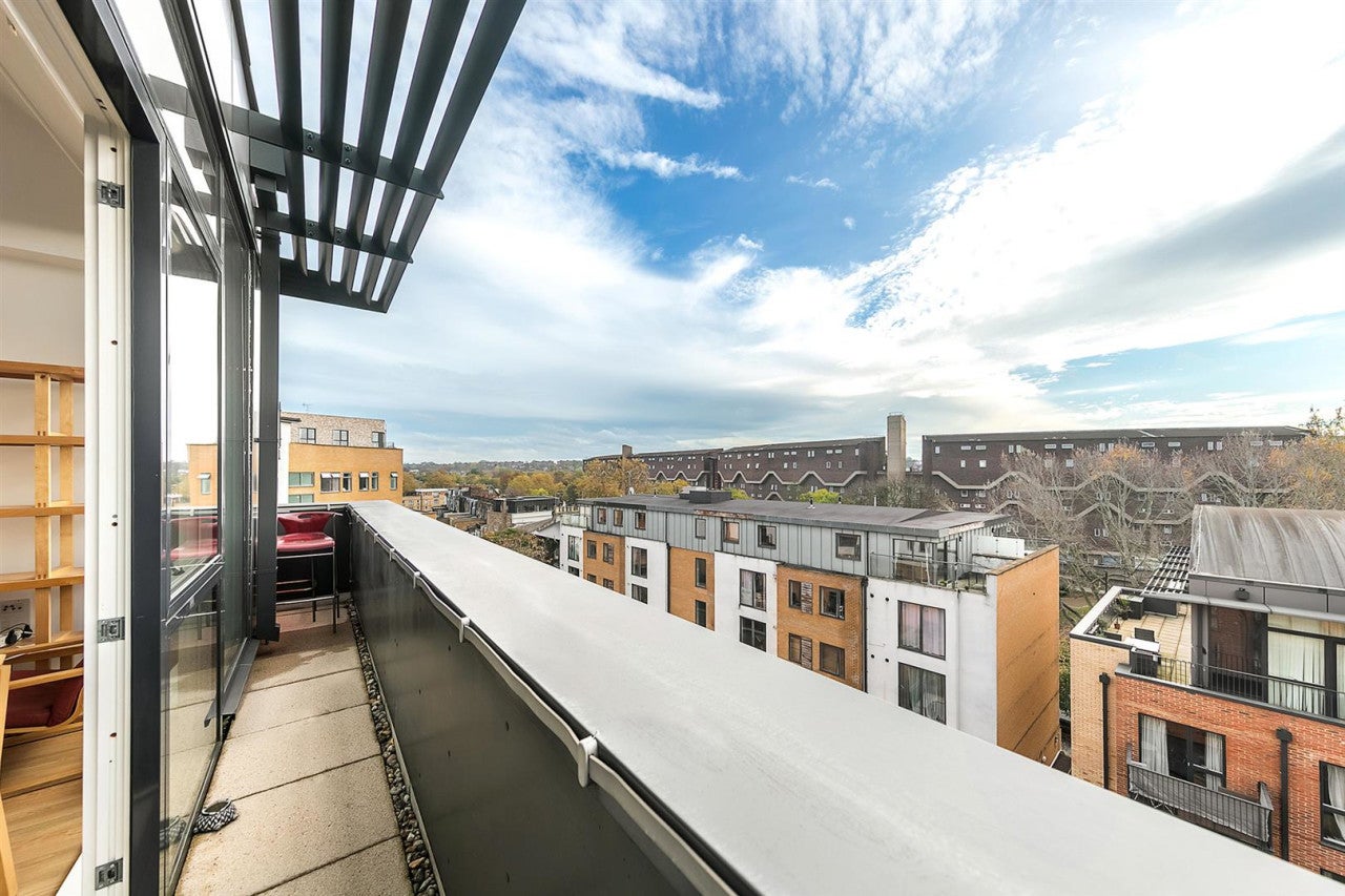 Flat Coldharbour Lane in Greater London