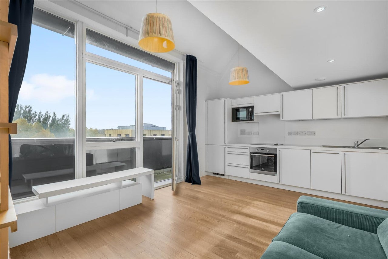 Flat Coldharbour Lane in Greater London